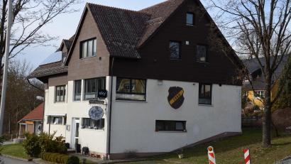 Archivbild: ak
Über das Integrierte städtebauliche Entwicklungskonzept (Isek) soll auch das Gelände rund um die TSV-Sportanlage mit Sportheim (Bild) neu gestaltet und ausgestattet werden. Dazu passen auch die Sanierung des TSV-Betriebsgebäudes und die Erneuerung der Flutlichtanlage.