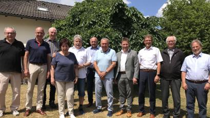 Bild: mma
Groß ist die Schar der Gratulanten, die Jürgen Barnutz (fünfter von links) zum 80. Geburtstag ihre Aufwartung machen.