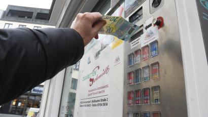 Symbolbild: Gabi Schönberger
Unbekannte haben einen Zigarettenautomaten in Weiden gesprengt, statt wie üblich für die Glimmstengel zu zahlen.