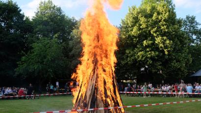 Bild: le
Ein kleines, aber feines Feuer brennt bei der Sonnwendfeier des OWV in Floß.