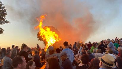 Bild: bgm
Lodernde Flammen am Rastenberg beim Johannisfeuer der KLJB Störnstein.