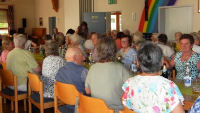 Bild: Anneliese Fiedler /exb 
Musikalisch begleitet vom "Harmonika Franz" wurde im Seniorencafé gesungen und geschunkelt.