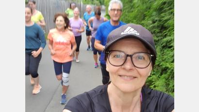 Bild: Lowak
Ein Selfie während des Laufens? Ja, das geht. Spaß beim Training muss sein, meint Michaela Lowak