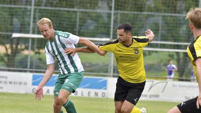 Archivbild: Hubert Ziegler
Marco Geier (links) traf im Spiel um Platz drei zur 1:0-Führung für die DJK Gebenbach.