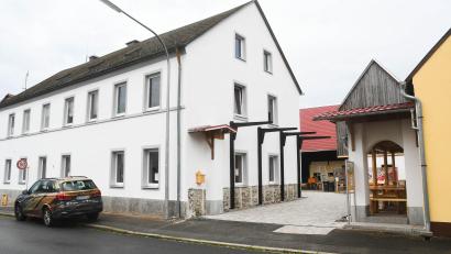 Bild: Gabi Schönberger
Der ehemalige "Kummerthof" in Neunkirchen ist jetzt die "Zoiglschänke Zur Gerechtsamkeit". Innen bereits gemütlich, ist das Anwesen außen noch an vielen Ecken Baustelle..