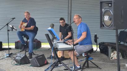 Bild: dob
Das Ensemble „Tasten-Bernd & Saiten-Helmut“ mit Bernd Götz und Helmut Lamche aus Weiden sowie dem "Klopfer"-Simon (Simon Lamche) bestritt den Auftakt der diesjährigen Sommerserenaden im Generationenpark.