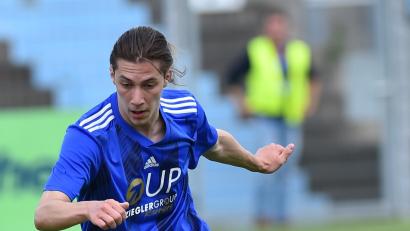 Bild: A. Schwarzmeier
Für Neuzugang Erol Özbay, hier noch im Trikot der SpVgg SV Weiden, kommt ein Einsatz im Testspiel vermutlich nicht in Frage.