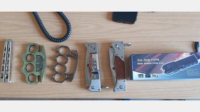 Bild: Bundespolizei Waidhaus
Zivilfahnder der Bundespolizei haben am Wochenende mehrere Waffen sichergestellt, darunter Messer, Schlagringe, Wurfsterne und ein Elektroimpulsgerät.
