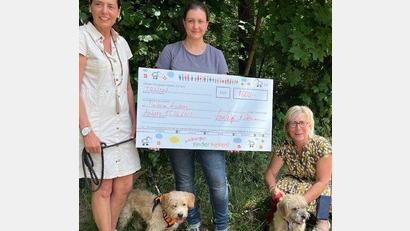 Bild:  Silvia Simon/exb 
Von links Anne Wagner, Vorsitzende von "Amberger Kinder helfen", Tierheimleiterin Jennifer Caudill und Kirsten Prax.