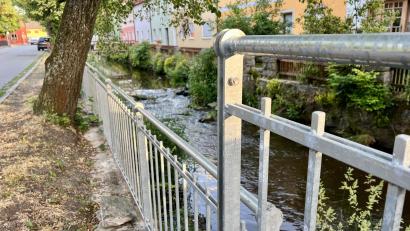 Bild: Eichl
Auch der hintere Teil des Floßbachs ist inzwischen mit einem neuen Geländer gesichert. Unklar ist, wie schlimm der Zustand der Befestigungsmauern des Baches ist. Im Herbst soll eine Bestandsaufnahme gemacht werden.