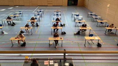 Bild: u
Während die Abiturienten schon ihre Ferien genießen und die Absolventen der Real- und Wirtschaftsschulen ihre Abschlussprüfungen bereits absolviert haben, ist für die Neuntklässler der Mittelschulen – wie hier an der Mittelschule Schnaittenbach – diese Woche Prüfungsstress angesagt. Dies gilt zumindest für jene, die sich den (freiwilligen) Prüfungen für den „Qualifizierenden Mittelschulabschluss” (Quali) unterziehen. Hier die Prüflinge des Englisch-Qualis.