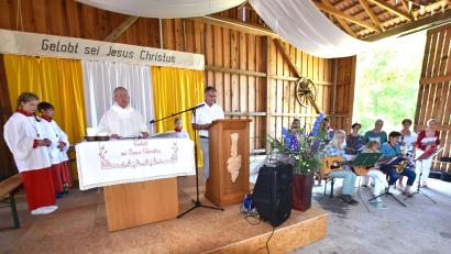 Bild: no
Am Sonntag,nach dem Namenstag des Heiligen Johannes des Täufers wurde mit einem Festgottesdienst in der Maschinenhalle von Gerhard Übler das Patrozinium der Kapelle in Stifterslohe gefeiert.