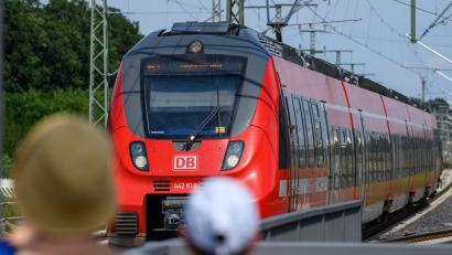 Symbolbild: Klaus-Dietmar Gabbert/dpa
Zwischen Weiden und Vilseck fallen ab Juli mehrere Züge aus. Grund: Brücken- und Gleisarbeiten.