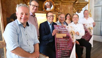 Bild: Susanne Schwab, Stadt Amberg/exb
Die Konzertreihe Amberger Orgelmusik präsentierten (von links): Ambergs Kulturreferent Fabian Kern, VR-Bank-Vorstand Dieter Paintner, Stadtpfarrer Thomas Helm, Regionalkantor Bernhard Müllers, Barbara Cosima Frey vom Kulturamt, Bürgermeister Martin Preuß und Franz Meier vom Projekt Orgel St. Martin.