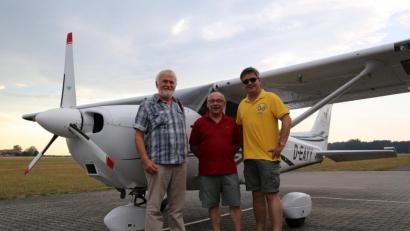 Bild: jak
Derzeit zwei Mal täglich in der Luft: Günter Zagel, Stützpunktleiter Weiden-Latsch, Luftbeobachter Josef Kres und Pilot Markus Klemm sind Teil des Teams, das über die Region fliegt, um Brände frühzeitig zu entdecken.
