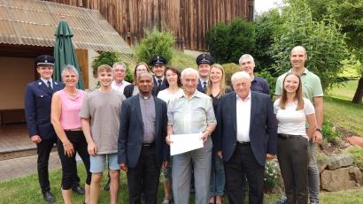 Bild: VG Nabburg/exb
Zusammen mit vielen Gratulanten feierte Franz Kirchberger seinen 90. Geburtstag.