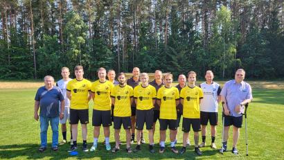 Bild: bgü
Die Neuzugänge beim SV Kauerhof mit Funktionären und Trainern.