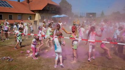 Bild: gz
Mächtig Spaß machte den Kindern und Jugendlichen, aber auch einigen Erwachsenen die ausgelassene Farb-Pulver-Party.