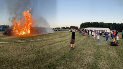 Bild: dob
Knapp 200 Besucher verfolgten das Abbrennen des Johannisfeuers auf dem Kranbühl, oberhalb von Böhmischbruck.