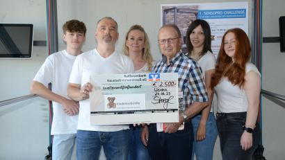 Bild: bey
Physio-Praxisinhaber Jürgen Striegl (2. von links) übergibt den symbolischen Spendenscheck an zweiten Vorsitzenden der Kinderkrebshilfe Oberpfalz Nord, Andreas Steinl. Mit bei diesem erfreulichen Ereignis dabei Sohn Lukas Striegl und Ehefrau Manuela Striegl (von links) sowie die Mitarbeiterinnen Laura Schneider und Laura Schlagenhaufer (von rechts).