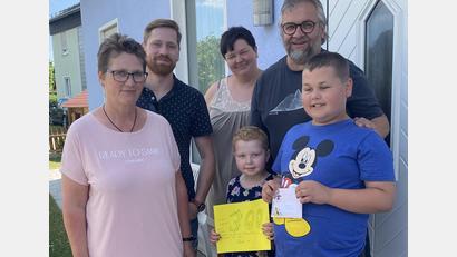 Bild: Bonsai/exb
Bettina Bäumler, Julian Bäumler, Mutter Ruprecht, Hannah Rupprecht und Josef Götz und der Bruder von Hannah (von links) bei der Spendenübergabe.