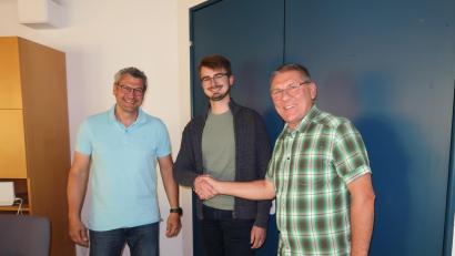 Bild: bsc
Herzlich willkommen hieß Bürgermeister Oskar Schuster (rechts) nach der Vereidigung Maximilian Heindl (Mitte) im Gemeinderat. Der Fraktionsvorsitzende der CSU, Uwe Heider (links), schloss sich den Glückwünschen an.