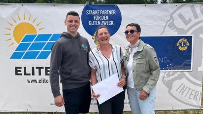 Bild: Fabian Rum/exb
Jungunternehmer Levin Schober von Elite-PV, die Gewinnerin des 1. Preises, ein Gutschein über 2.500;- für eine Photovoltaikanlage, Katrin Frischholz und Präsidentin Petra Helgert vom Lions-Club Goldene Straße.