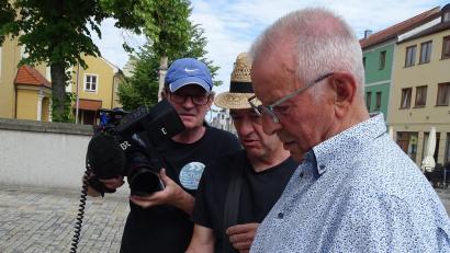 Bild: Houschka
Vor laufender Kamera zeigte Rudolf Wild (rechts) dem Autor Jürgen Neumann (Mitte) eine besondere Rarität. Der Hirschauer Stadtrat besitzt einen Bierdeckel, auf den Elvis Presley, als er am 5. Februar 1960 in die Stadt kam, sein Autogramm schrieb. Fans in aller Welt beneiden ihn darum.
