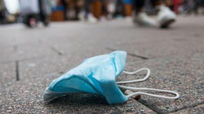 Bild: Daniel Bockwoldt/dpa
Corona-Schutzmasken werden im Alltag nicht mehr benötigt.