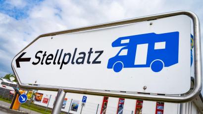 Symbolbild: Stefan Sauer/dpa
Ein Hinweisschild weist den Weg zu einem Wohnmobilcampingplatz. In der Gemeinde Immenreuth soll es dafür auch außerhalb des Campingplatzes einmal Flächen geben.