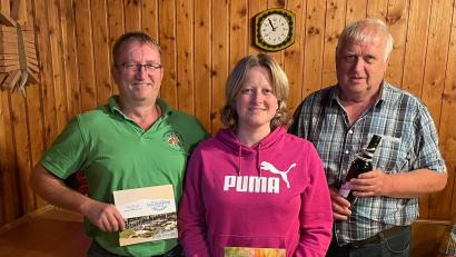 Bild: Annegret Greber/exb
Die drei Gewinner des Sauschießens: (von links) Manfred Becher, Andrea Rupp und Bernhard Weiß.