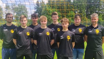 Bild: Bastian Kraus/exb
Die Sportfreunde Weidenthal und ihre Neuen: (von links) Abteilungsleiter Klaus Großmann, die Neuzugänge: Andreas Scheck, Florian Meier, Jonas Kirchberger, Johannes Karl, Elias Kiener, Peter Hutzler und Trainer Robert Schafbauer.
