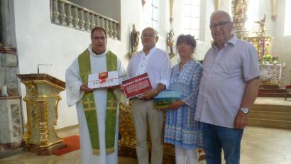 Bild: Mandl/exb
Pfarrer Markus Urban (links) und Kirchenpfleger Hans Dammer gratulierten Adolf Scharf – hier mit Frau Gabi – zum Geburtstag und würdigten sein Engagement.
