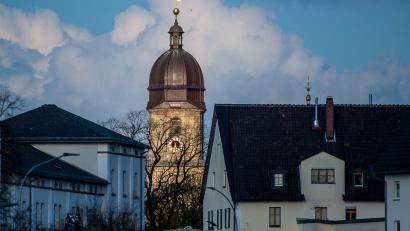 Bild: Uwe Weiß
Optische Täuschung: Riesig erscheint der Martinsturm durch das Teleobjektiv zwischen Kummert-Keller (rechts) und OTH.
