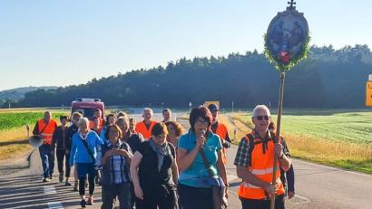 Bild: Karin Amann
Eine 25 Kilometer lange Strecke legen die Freihunger Fußwallfahrer zum Mariahilfberg in Amberg zurück.