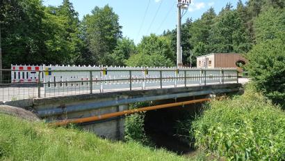 Bild: e
Die Bürgerwaldbrücke in Schnaittenbach ist ein Sanierungsfall. Akuten Handlungsbedarf sieht der Stadtrat momentan aber nicht.