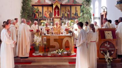 Bild: bsc
Bischöfe und Priester feierten mit „Unruhestands-Geistlichem“ Siegfried Wölfel (Mitte) dessen 50. Priesterjubiläum.