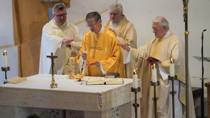 Bild: fvo
Die Pfarrer der letzten 53 Jahre der Pfarrei Waldthurn feiern beim Festgottesdienst das 40-jährige Kirchweihjubiläum. Von links: Pfarrer Marek Baron, Pfarrer Norbert Götz, Diakon Janusz Szubartowicz sowie Prediger und Erbauer der Pfarrkirche, Pfarrer Andreas Renner.