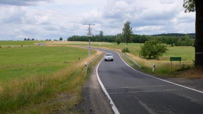 Bild: le
Die Staatsstraße 2181 von Floß nach Plößberg: Zu eng, zu kurvig, zu unfallträchtig. Deswegen soll die Straße verändert werden. Ein Teilstück bereits ab 2024. Allerdings ziehen sich wohl noch die Grundstücksverhandlungen hin.
