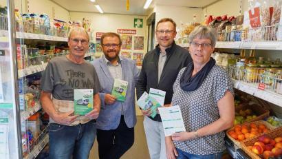 Bild: Gemeinde Kastl bei Kemnath/exb
Bürgermeister Hans Walter und der Geschäftsführer der Steinwald-Allianz, Martin Schmid (hinten von links), freuen sich, dass die Haltestelle in Kastl so gut läuft. Mit ihnen freuen sich Fahrer Karl-Heinz Meier und Verkäuferin Jutta Dötterl.