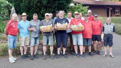 Bild: Gschrey/exb
Die Gewinner der Vereinsmeisterschaft konnten sich über Präsentkörbe freuen.