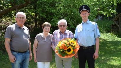 Bild: bö
Gratulationscour zum 80. Geburtstag (von links): Zweiter Bürgermeister Martin Bauer, Maria Ferstl, der Jubilar Alois Ferstl und Feuerwehrvorsitzender Stefan Dirmeier.
