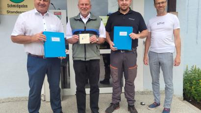 Bild: Müller/exb
Forstdirektor Alwin Kleber (Zweiter von links) Überreichte das neue Forstbetriebsgutachten an Bürgermeister Josef Deichl (links). Mit im Bild: Revierleiter Thomas Hebauer (Zweiter von rechts) und Sachbearbeiter Lothar Müller (rechts).