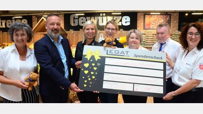 Bild: Kunz
Über die Spenden freuen sich (v.r.) Petra Zimmert und Nico Rath (Bäckerei Brunner), Claudia Legat (Edeka), Verena Kutzer (Bäckerei Kutzer) sowie, Barbara Faltenbacher, Alexandra Bengler und Dieter Landgraf (Malteser Hilfsdienst).
