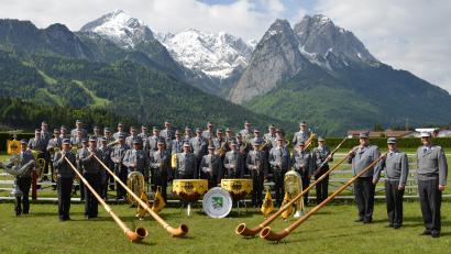 Bild: Karlheinz Wedhorn/Bundeswehr
Das Gebirgsmusikkorps aus Garmisch-Partenkirchen bietet sinfonische Blasmusik im Schlosshof im Sulzbach-Rosenberg.