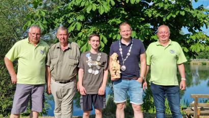 Bild: Jennifer König/exb
Quirin Huber (Mitte), Fischerkönig Jugend und Tobias Plate (Zweiter von rechts), Fischerkönig Senioren mit der Vorstandschaft des Sportanglerbund Weiden.