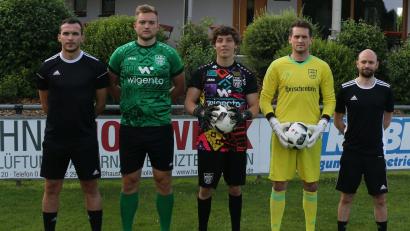 Bild: Richard Weigert
Das neue Trainerduo des 1. FC Rieden, Albert Sejdiu (links) und Benjamin Kruppa (rechts), mit den Neuzugängen (von links) Daniel Wein, Ben Lontke und Markus Weigert.