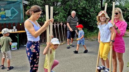 Bild: R. Kreuzer
Stelzengehen beim Spielplatzfest – ein Riesenspaß für die Kinder. Karl Zitzmann (hinten) freut sich, dass das Fest doch noch zustande kam.