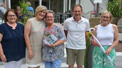 Bild: jr
Karin Zeidler (Mitte) aus Melsungen in Hessen hat in den vergangenen 30 Jahren viele Urlaube am Heindlhof in Poxdorf verbracht. Von links Roswitha Schmeller (Gäste-Info) mit den Vermietern Claudia und Günter Fuhrmann sowie Ursula Stingl, Leiterin der Gäste-Info.
