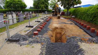 Bild: bkr
Ein Urnenfeld mit 24 Bestattungsplätzen entsteht derzeit auf dem Friedhof von Immenreuth. Zahlreiche weitere Arbeiten stehen im Gemeindegebiet an.